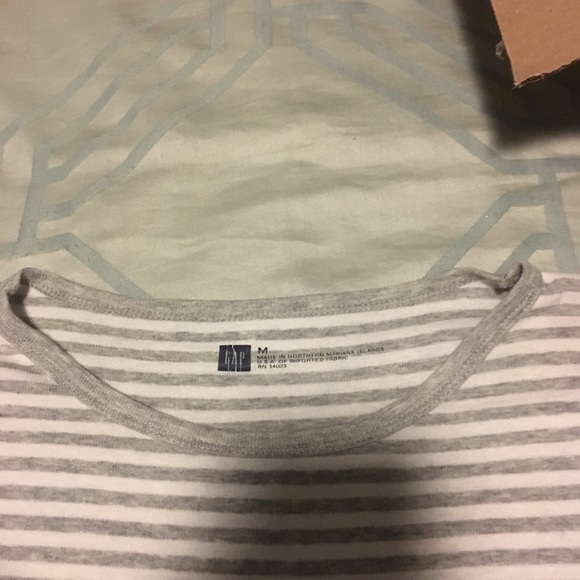 Gap M gray and white striped long sleeve t. - Picture 2 of 3
